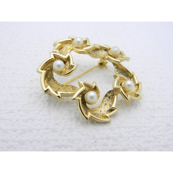 VTG Gold Tone Faux Pearl Textured Wreath Pin Brooch - Picture 2 of 3